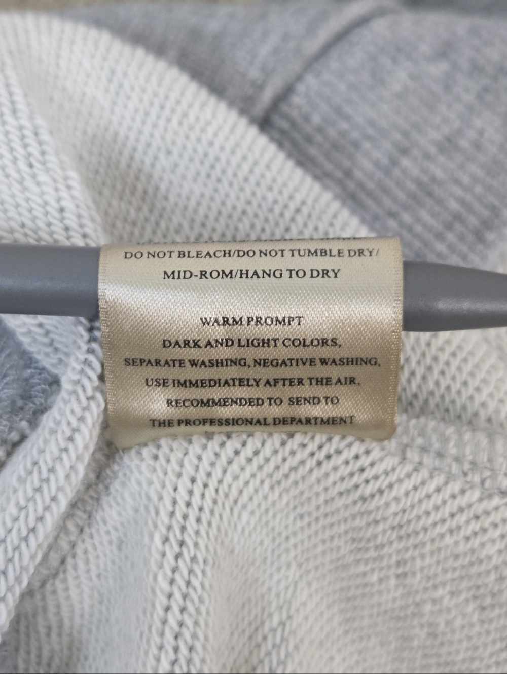 🧸Grey Unisex Big Bear Crewneck Sweatshirt, Size S ~ EUC ~ *Brand Tags Missing* - Picture 7 of 7